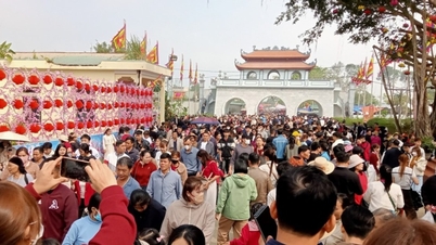 Thanh Hoa: Puluhan ribu orang memadati tempat tersebut untuk meminta 'air suci' di Phu Na selama Tahun Baru Imlek Tahun Kuda.