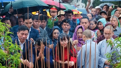 Les touristes affluent au festival de la pagode Huong.