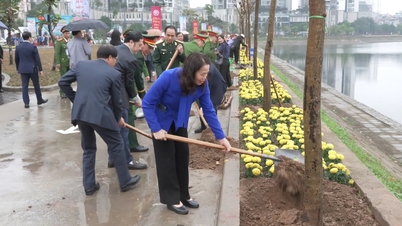 까우자이 동(Cau Giay Ward)이 지속 가능한 녹색 도시를 만들기 위해 나무 심기 축제를 개최합니다.