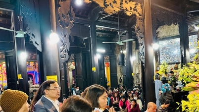 Ceremonia de oración de Año Nuevo segura y solemne en la Pagoda Phuc Khanh.