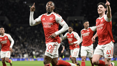 El Arsenal golea al Tottenham y Eze brilla en el derbi del norte de Londres.