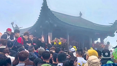 Yen Tu pada hari ke-6 Tahun Baru Imlek (Tahun Kuda): Kerumunan orang berdesakan untuk beribadah di puncak suci di Quang Ninh.