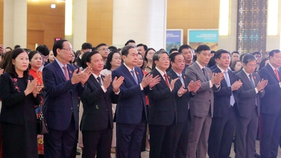 O presidente da Assembleia Nacional, Tran Thanh Man, reúne-se com deputados efetivos da Assembleia Nacional em nível central.