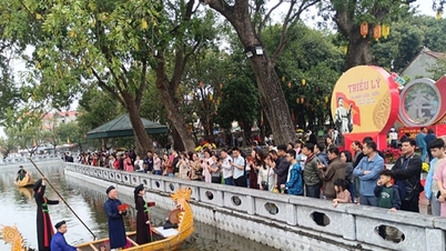 Los turistas acudieron en masa al sitio histórico nacional especial del Templo Den Do para orar por la paz y la buena fortuna al comienzo del Año del Caballo 2026.