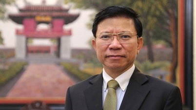 De rector van de Hanoi Universiteit voor Sociale Wetenschappen en Geesteswetenschappen ontvangt de Franse Orde van de Academische Palmen.