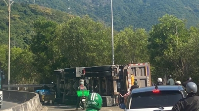 Φορτηγό ανατρέπεται, προκαλώντας κυκλοφοριακή συμφόρηση στο πέρασμα Cu Hin.