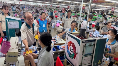 Bedrijven in de provincie Dong Nai geven miljarden dong uit aan geluksgeld voor hun werknemers ter gelegenheid van Chinees Nieuwjaar.