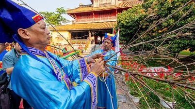 การลดเสาพิธีการและเปิดผนึกที่พระราชวังหลวงเว้ เป็นสัญลักษณ์ของการสิ้นสุดเทศกาลตรุษจีนปีม้า
