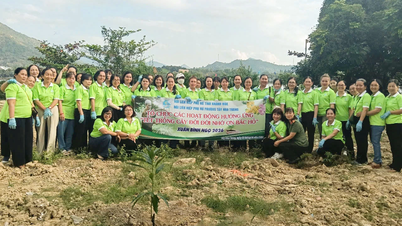 A União das Mulheres do bairro de Tay Nha Trang participou do "Festival de Plantio de Árvores para Eternizar a Memória do Tio Ho".