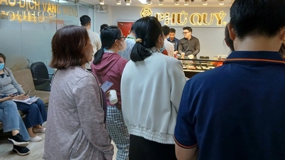 Warga Kota Ho Chi Minh berbondong-bondong membeli emas dan perak, serta menyetorkan tabungan pada hari kerja pertama tahun baru.