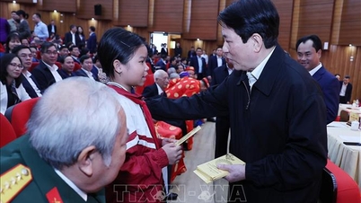El presidente Luong Cuong visita y extiende saludos de Año Nuevo al Comité del Partido, al gobierno y al pueblo de la provincia de Lao Cai.
