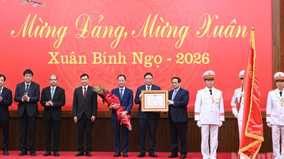 [صورة] رئيس الوزراء فام مينه تشينه يعمل مع أكاديمية فيتنام للعلوم والتكنولوجيا