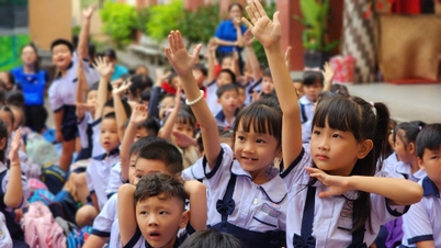 Ho Chi Minh şehrindeki öğrenciler, okula döndükleri ilk gün şans parası zarfları topluyorlar.