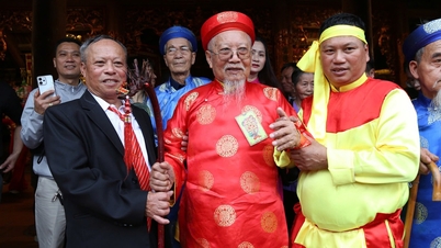Festival único de Tien Cong: un yerno se arrodilla para dar la bienvenida al centenario de su suegro.