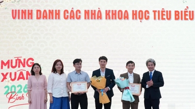 La Universidad de Educación de Da Nang honra a los profesores asociados y doctores recién nombrados.