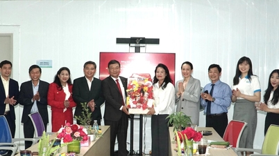 Visesekretær i Lam Dong provinsielle partikomité, Bui Thang, besøker og ønsker Kim Phat Company nyttårsaften.