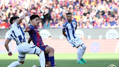 Barca rozdrtila Levante a převzala tak vedení od Realu Madrid.