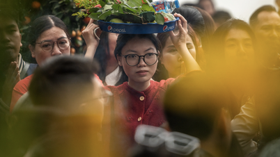 Tranh thủ giờ nghỉ trưa ngày làm việc đầu năm, dân công sở đổ về phủ Tây Hồ dâng lễ cầu may