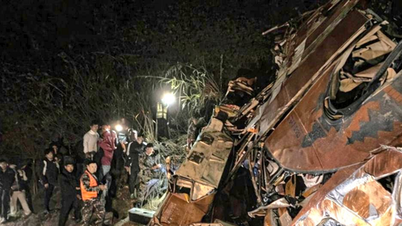 Un bus plonge dans une rivière au Népal ; au moins 17 morts.