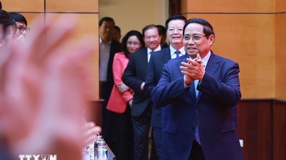 Prime Minister Pham Minh Chinh visits and works with the Ministry of Culture, Sports and Tourism.