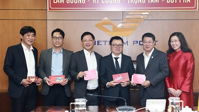 Pemimpin Akhbar Nhan Dan melawat dan menyampaikan ucapan Selamat Tahun Baru kepada Vietnam Post Corporation: Bekerjasama untuk menyebarkan nilai-nilai asli dalam era transformasi digital.