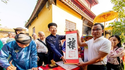 Lowering the ceremonial pole, opening the seal, and giving calligraphy gifts at the beginning of the year at the Hue Imperial Citadel.