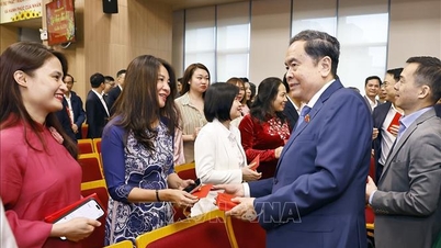 El presidente de la Asamblea Nacional, Tran Thanh Man, visita y extiende saludos de Año Nuevo a la Oficina de Auditoría del Estado.