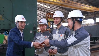 Hanoi Şehir İşçi Federasyonu liderleri işçileri ziyaret ederek onlara destek verdi.