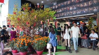 মঞ্চটি চন্দ্র নববর্ষের নাটকে মুখরিত।