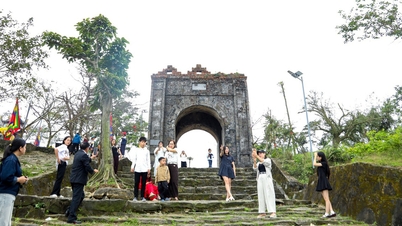 Mendaki menuju "gerbang surga" di pegunungan Hoanh Son, seseorang dapat mendengar gema syair dari Ngang Pass.