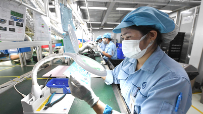 Les importations et les exportations approchent la barre des 1 000 milliards de dollars.
