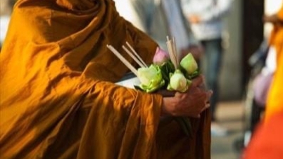 新年の初めになぜお供え物をしたり慈善活動をしたりするのでしょうか?