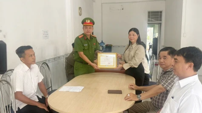 Phú Hựu: Khen thưởng Công an xã bắt giữ đối tượng cướp giật tài sản