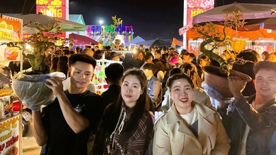 Une foule immense s'est rassemblée à Ninh Binh à minuit pour se rendre au marché et « acheter la chance et vendre la malchance ».