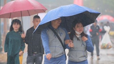 베트남 북부에는 가랑비가 내리는 반면, 남부에는 무더운 날씨가 이어지고 있습니다.
