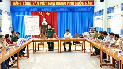 O Comando da Zona de Defesa 2 - Long Xuyen implementa o plano de transferência de tropas na comuna de Tri Ton.