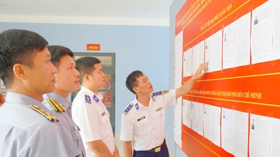 Candidații pentru Adunarea Națională și Consiliul Popular din Ho Chi Minh City se întâlnesc cu alegătorii în cartierul Phuoc Thang.