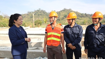 Die stellvertretende Sekretärin des Provinzparteikomitees, Huynh Thi Chien Hoa, besucht Arbeiter in wichtigen Projekten und spricht ihnen Mut zu.