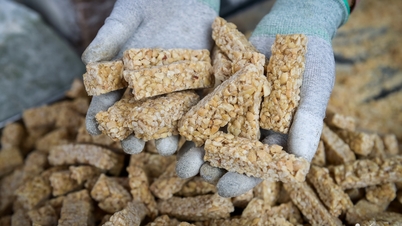 В начале года «красный» продукт питания привлекает покупателей на рынке Виенг в провинции Ниньбинь; его раскупают еще до того, как кто-либо успевает его купить.