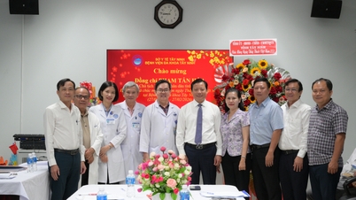 ថ្នាក់ដឹកនាំនៃគណៈកម្មាធិការប្រជាជនខេត្តតៃនិញបានទៅសួរសុខទុក្ខ និងអបអរសាទរដល់គ្រូពេទ្យនៅទិវាគ្រូពេទ្យវៀតណាម។