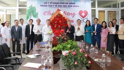 Voorzitter van de stadsraad Nguyen Duc Dung feliciteert de Vietnamese artsen met hun verjaardag op 27 februari.