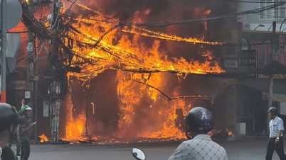 En större brand utbröt i en möbelaffär på Do Xuan Hop-gatan.