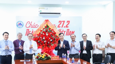 Le président du Comité populaire de la ville de Da Nang, Pham Duc An, félicite les médecins vietnamiens à l'occasion de la Journée des médecins vietnamiens (27 février).
