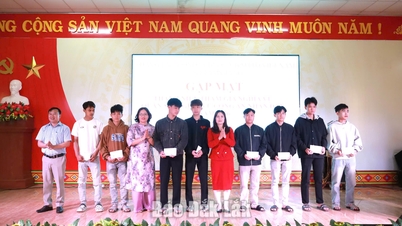 Tam Giang Commune held a meeting with young people participating in military and police service in 2026.