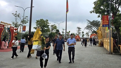 Tłumy ludzi przybyły do ​​świątyni Ông Hoàng Mười, aby odprawić modlitwę na początku wiosny.