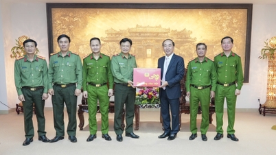 Biträdande minister för offentlig säkerhet Tran Quoc To besöker och arbetar med stadspolisen.
