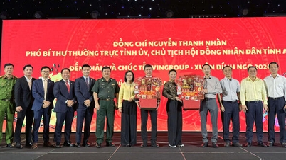 លោក ង្វៀន ថាញ់ ញ៉ាន អនុលេខាគណៈកម្មាធិការបក្សខេត្ត ទៅសួរសុខទុក្ខ និងជូនពរឆ្នាំថ្មីដល់ស្ថាប័ន អាជីវកម្មនានានៅខេត្តភូក្វឹក។