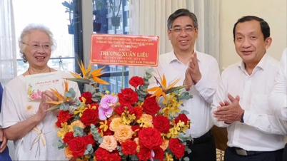 Ho Chi Minh City leaders visit and express gratitude to veteran medical staff.