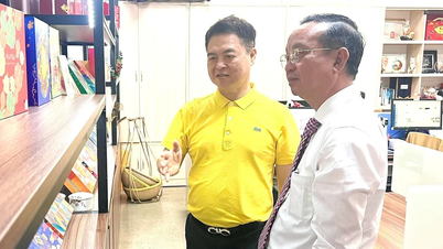 Para pemimpin Jawatankuasa Rakyat Bandar Raya Ho Chi Minh menyampaikan ucapan Tahun Baru kepada perniagaan, dengan harapan sumbangan mereka kepada pertumbuhan melebihi 10%.