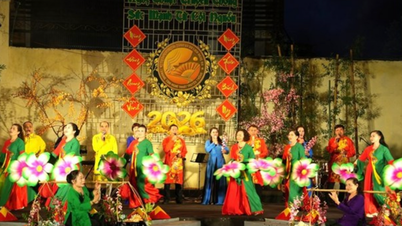 Diffuser le patrimoine des chants folkloriques Ví et Giặm lors du spectacle artistique célébrant le Parti et le Nouvel An lunaire à Nghe An.